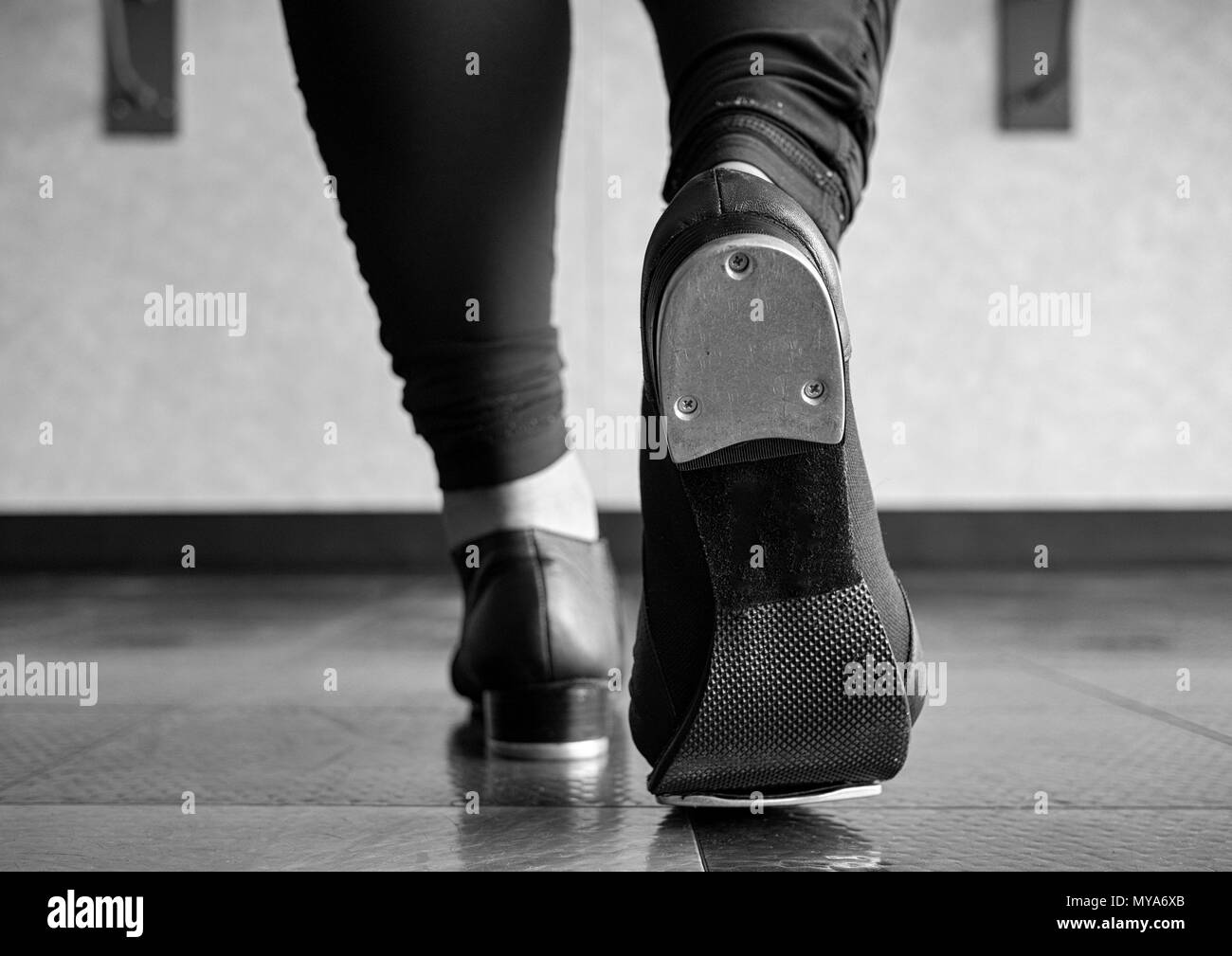 Version noir et blanc de la marche dans des chaussures en classe tap tap Banque D'Images
