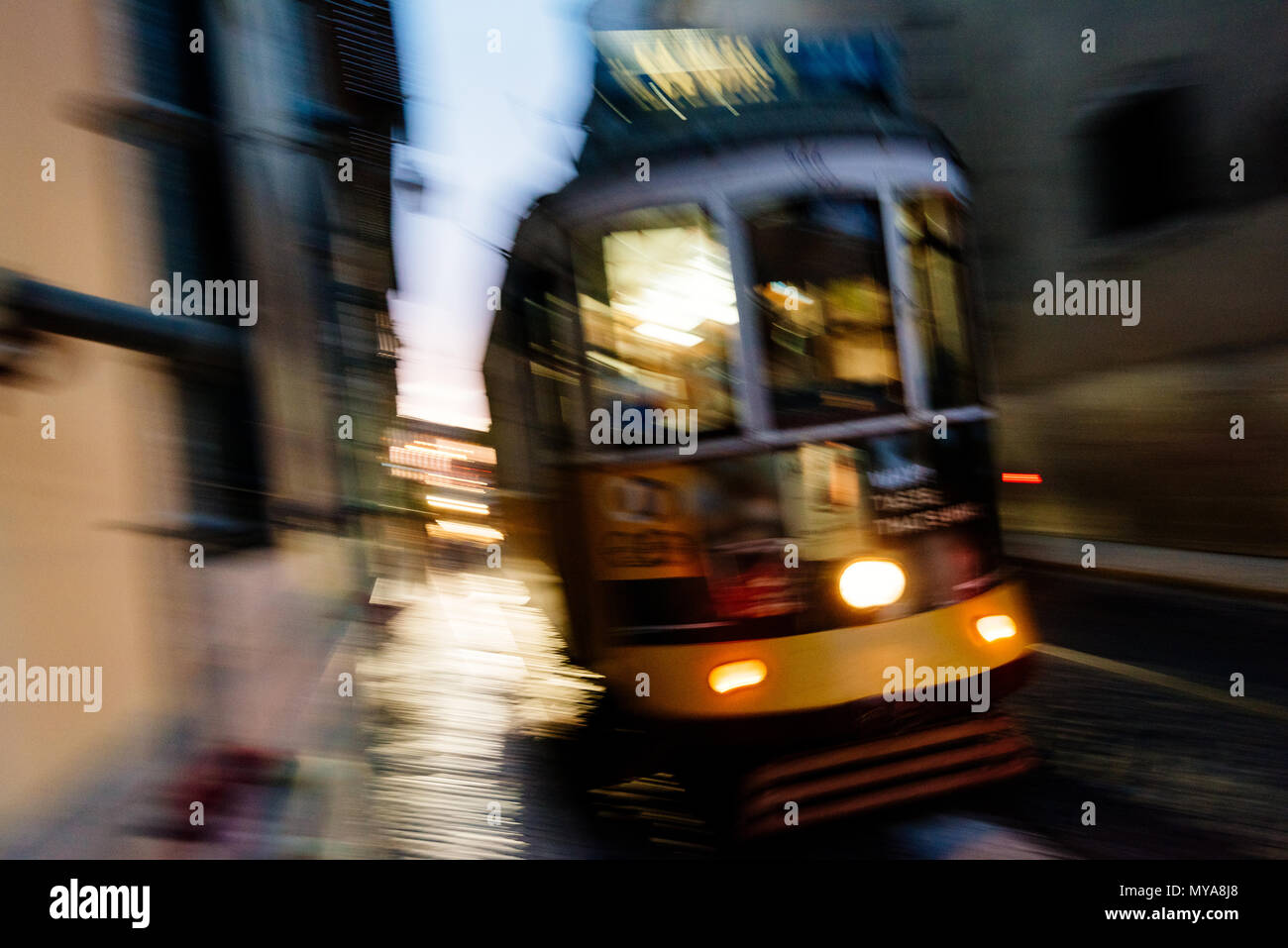 Lisbonne, Portugal - 07 mai, 2018 : Motion blured tram à Lisbonne, Portugal . Banque D'Images
