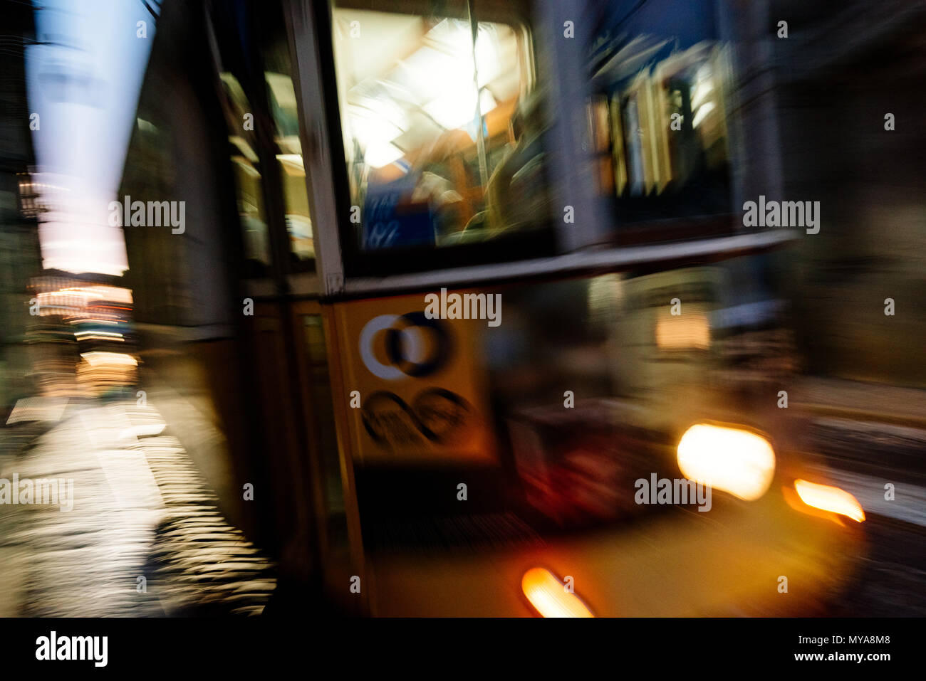 Lisbonne, Portugal - 07 mai, 2018 : Motion blured tram à Lisbonne, Portugal . Banque D'Images