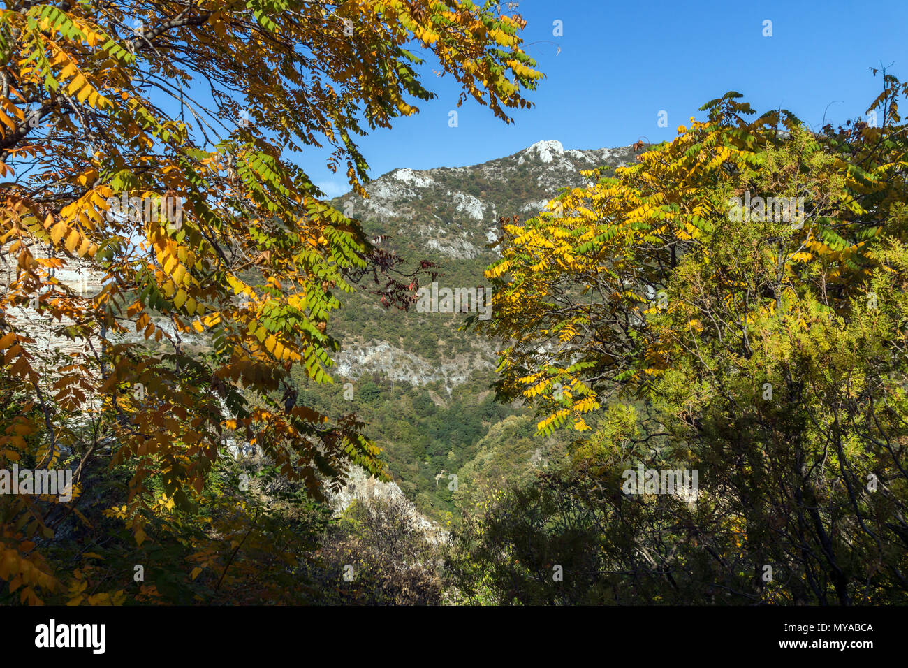 Voir l'automne de Anathema Hill dans la montagne des Rhodopes, la forteresse de Asen Asenovgrad, Région de Plovdiv, Bulgarie Banque D'Images