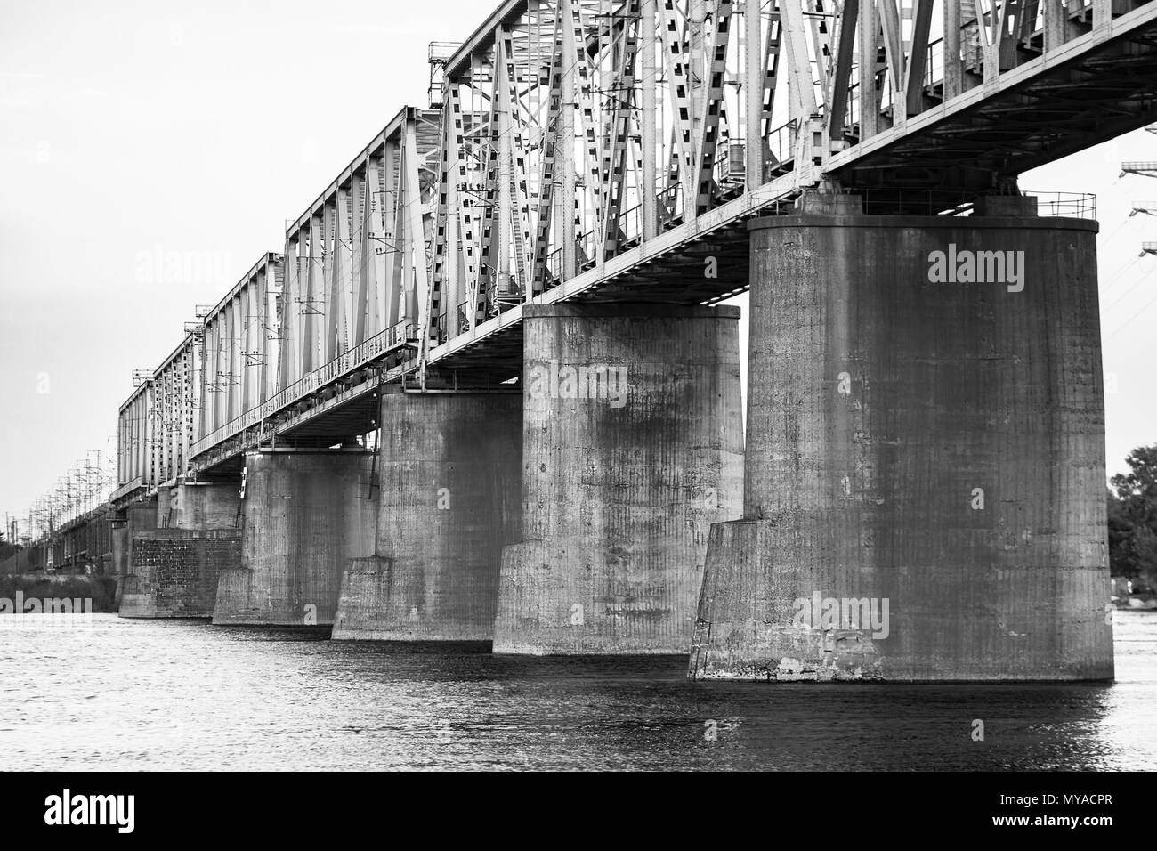 Pont de chemin de fer Petrivsky.à Kiev, Ukraine. Vue depuis la rive droite du Dniepr Banque D'Images