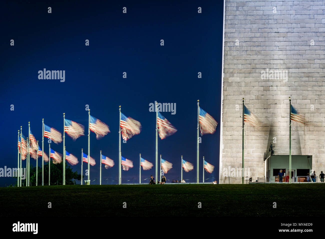 Des drapeaux américains dans le Washington monument la nuit, à Washington, DC. Banque D'Images