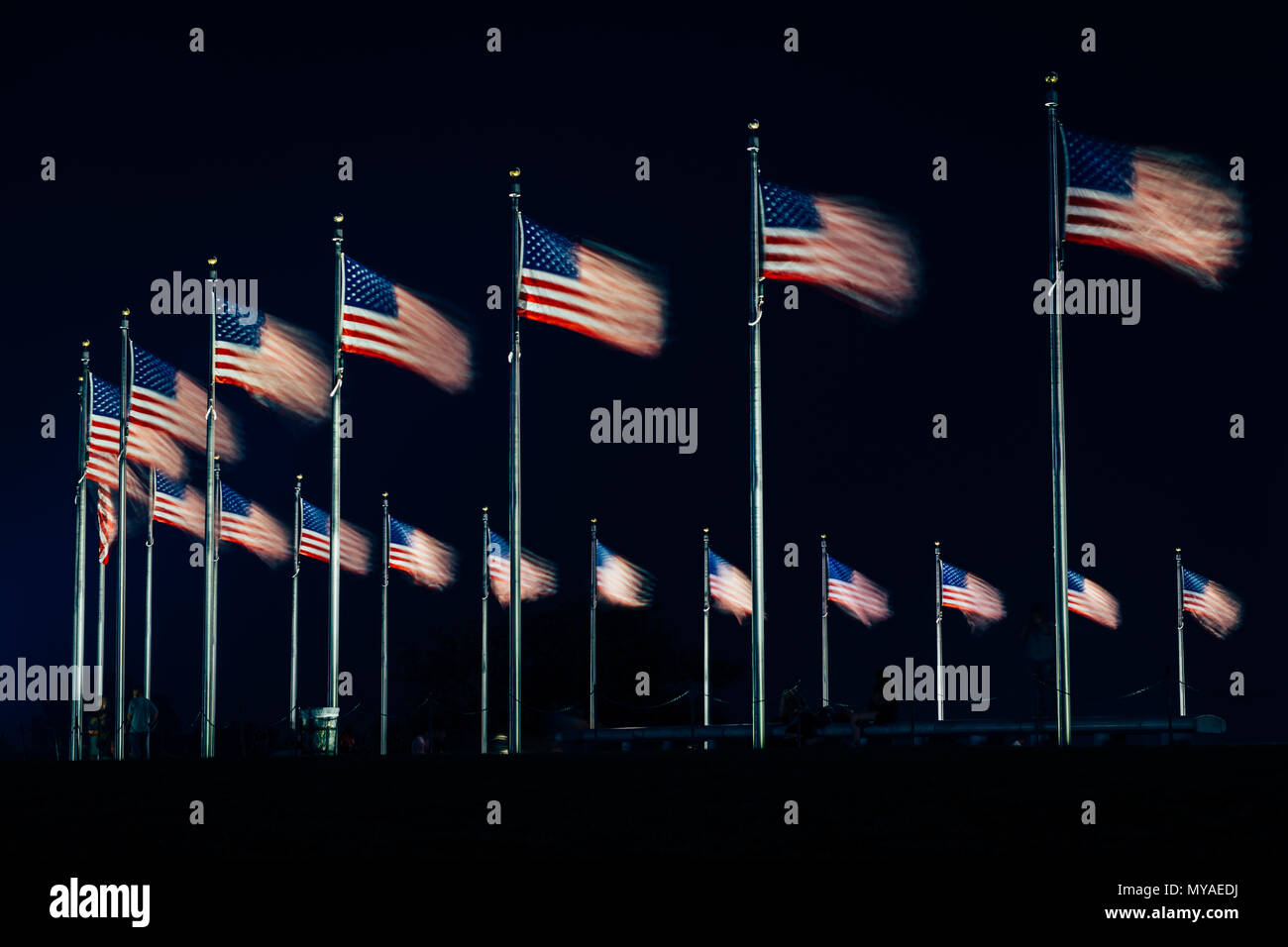 Des drapeaux américains dans le Washington monument la nuit, à Washington, DC. Banque D'Images