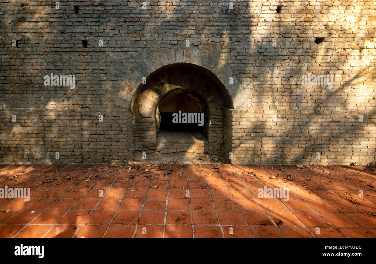 Tunnel en briques anciennes. Emprisonné prisonnier prisonnier. Banque D'Images