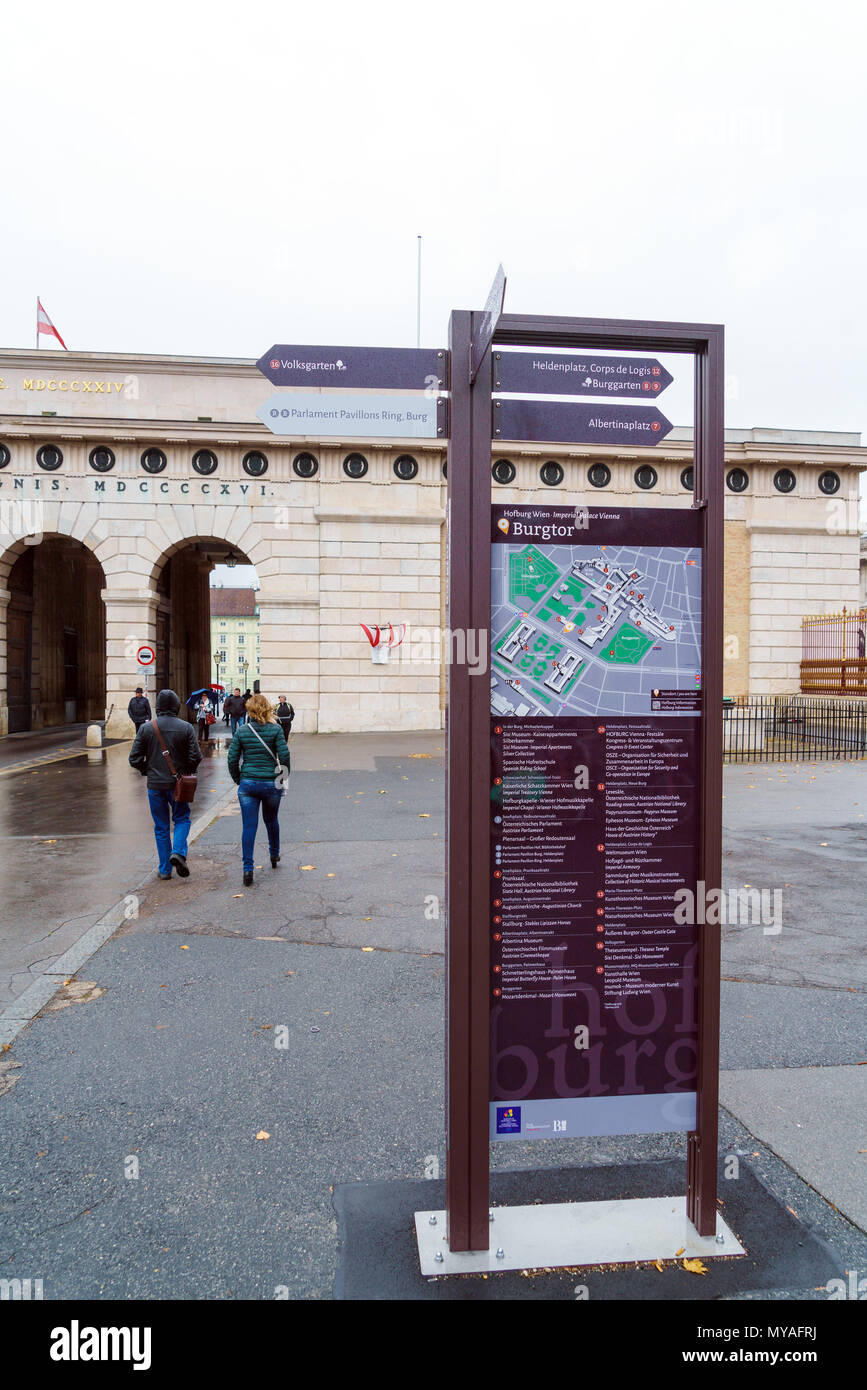 Vienne, Autriche - 22 octobre 2017 : stand d'information pour l'orientation dans la ville avec une indication de Ausseres burgtor (1818) sur l'Heldenplatz Banque D'Images