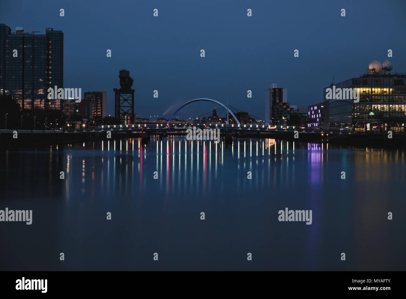 Vue nocturne de la Clyde Arc ou aux Bridge de l'Est et de la rivière Clyde, Glasgow, Ecosse Banque D'Images
