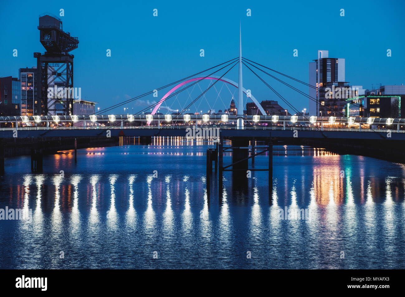 Nuit paysage urbain avec deux ponts sur la rivière Clyde, Millennium Bridge et le Clyde Arc, Glasgow, Écosse Banque D'Images