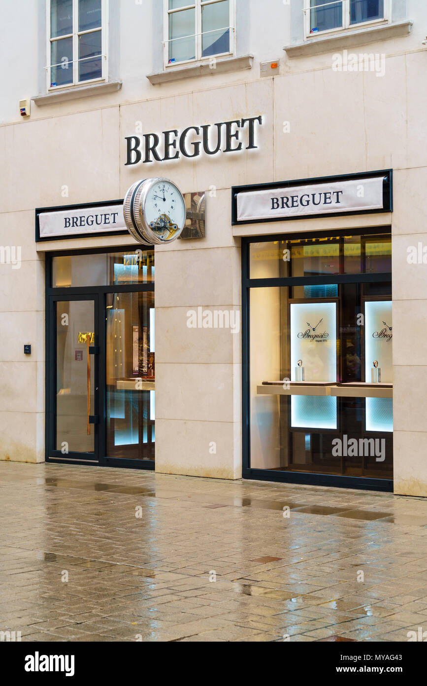 Vienne, Autriche - 22 octobre 2017 : enseigne publicitaire sous forme de Breguet réveil sur le mur du magasin Banque D'Images