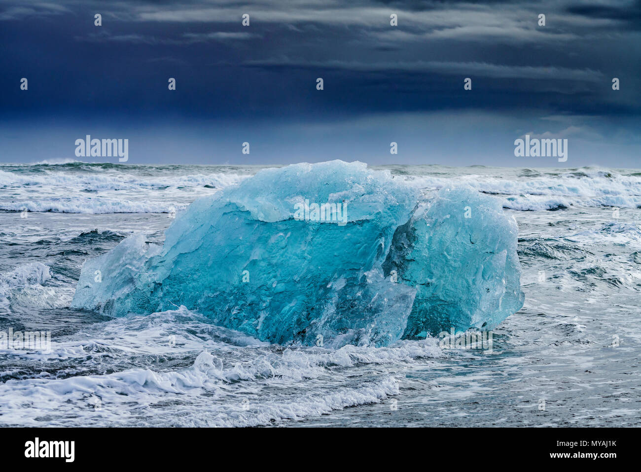 La glace sur une plage de sable noir, Breidamerkurfjara beach, calotte de glace, l'Islande Vatnajokull. Banque D'Images