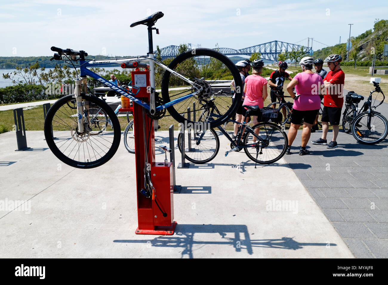 Station de réparation vélo public au quai des Cageux, sur la Promenade Samuel de Champlain cycle path à Québec, Canada Banque D'Images