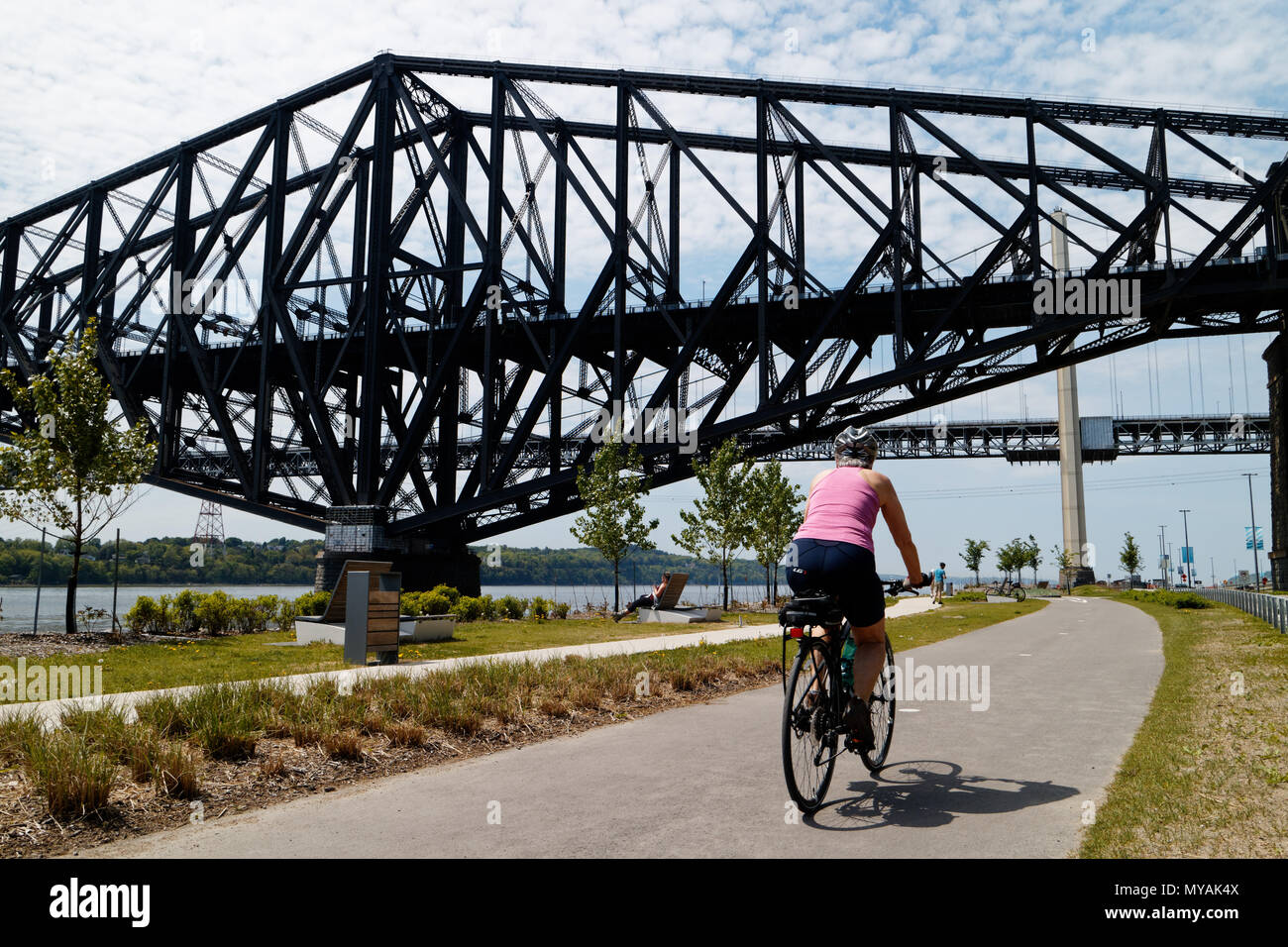 Les cyclistes sur la Promenade Samuel de Champlain, dans la ville de Québec, avec le fleuve Saint-Laurent, à Pont du pont de Québec au-delà Banque D'Images