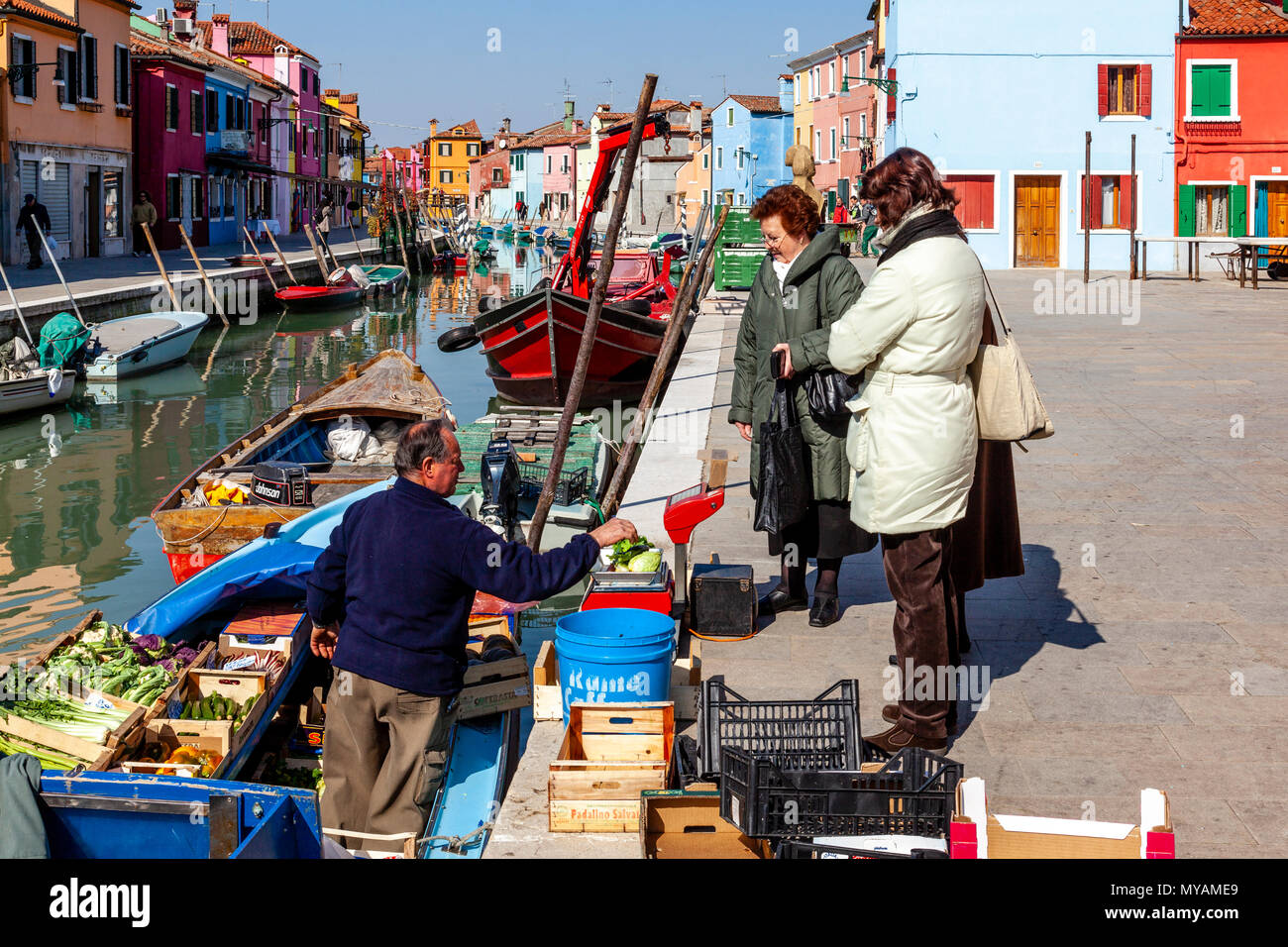 Les femmes achètent des fruits et légumes à partir d'un Mobile Shop, l'île de Burano, Venise, Italie Banque D'Images
