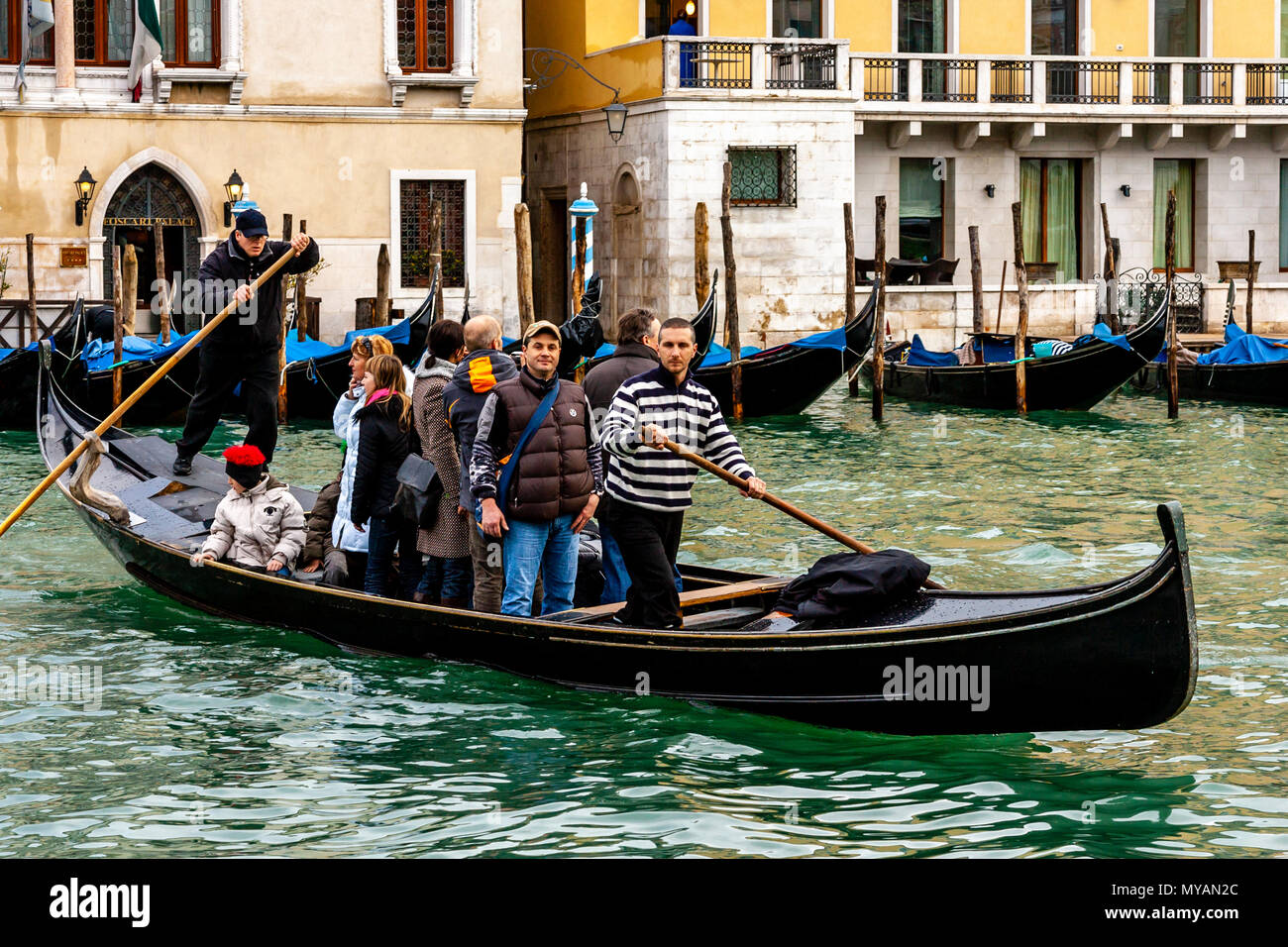 Un Traghetto Gondola traditionnelles transporte les passagers de l'autre côté du Grand Canal, Venise, Italie Banque D'Images