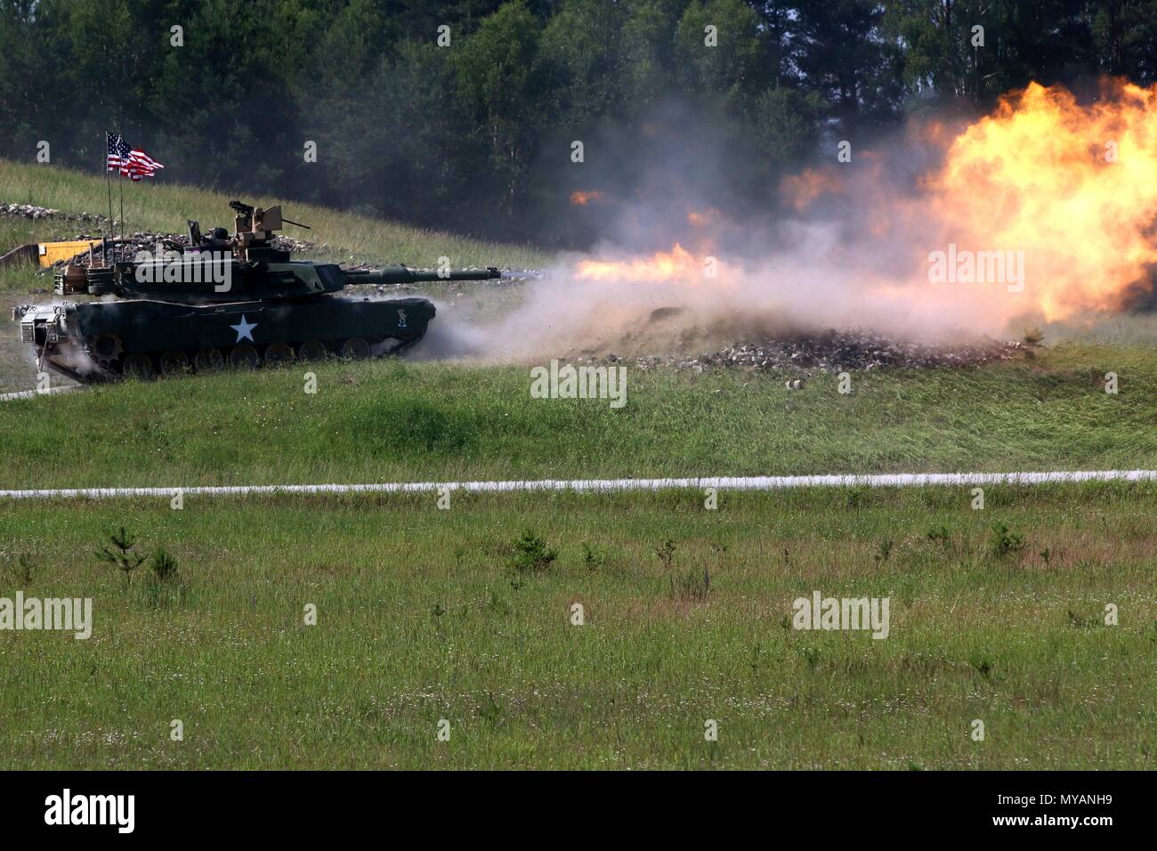 Les soldats du 2e Bataillon, 70e régiment de blindés, 2ème Armored Brigade Combat Team, 1re Division d'infanterie, le feu sur une cible tout en menant la position défensive fire live partie de l'Europe forte Tank défi à la zone d'entraînement Grafenwoehr, Allemagne, le 5 juin.L'Europe forte Tank est un événement annuel de formation conçus pour donner aux pays participants une dynamique, productif et agréable pour favoriser les partenariats militaires, forment les relations au niveau du soldat, et de partager des tactiques, techniques et procédures, le 5 juin 2018. Les pays participants cette année sont l'Autriche, la Fra Banque D'Images