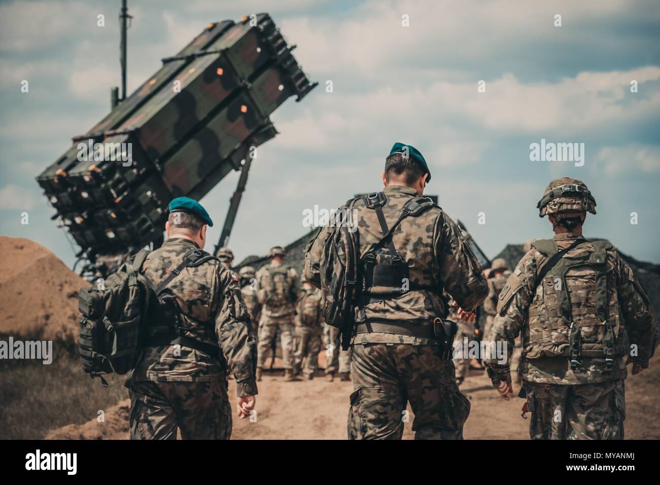 Les membres en service de l'armée américaine et les forces terrestres polonaises à pied à l'emplacement du nouveau système de missile Patriot pour une démonstration verbale de son fonctionnement et des possibilités près de Drawsko Pomorskie, Pologne, le 4 juin 2018, le 4 juin 2018. Des démonstrations et des instructions telles que ceux-ci agissent comme une démonstration de force à nos alliés qui inspire la confiance et le dévouement au service. (Michigan Army National Guard photo de la CPS. Aaron Bon/relâché). () Banque D'Images