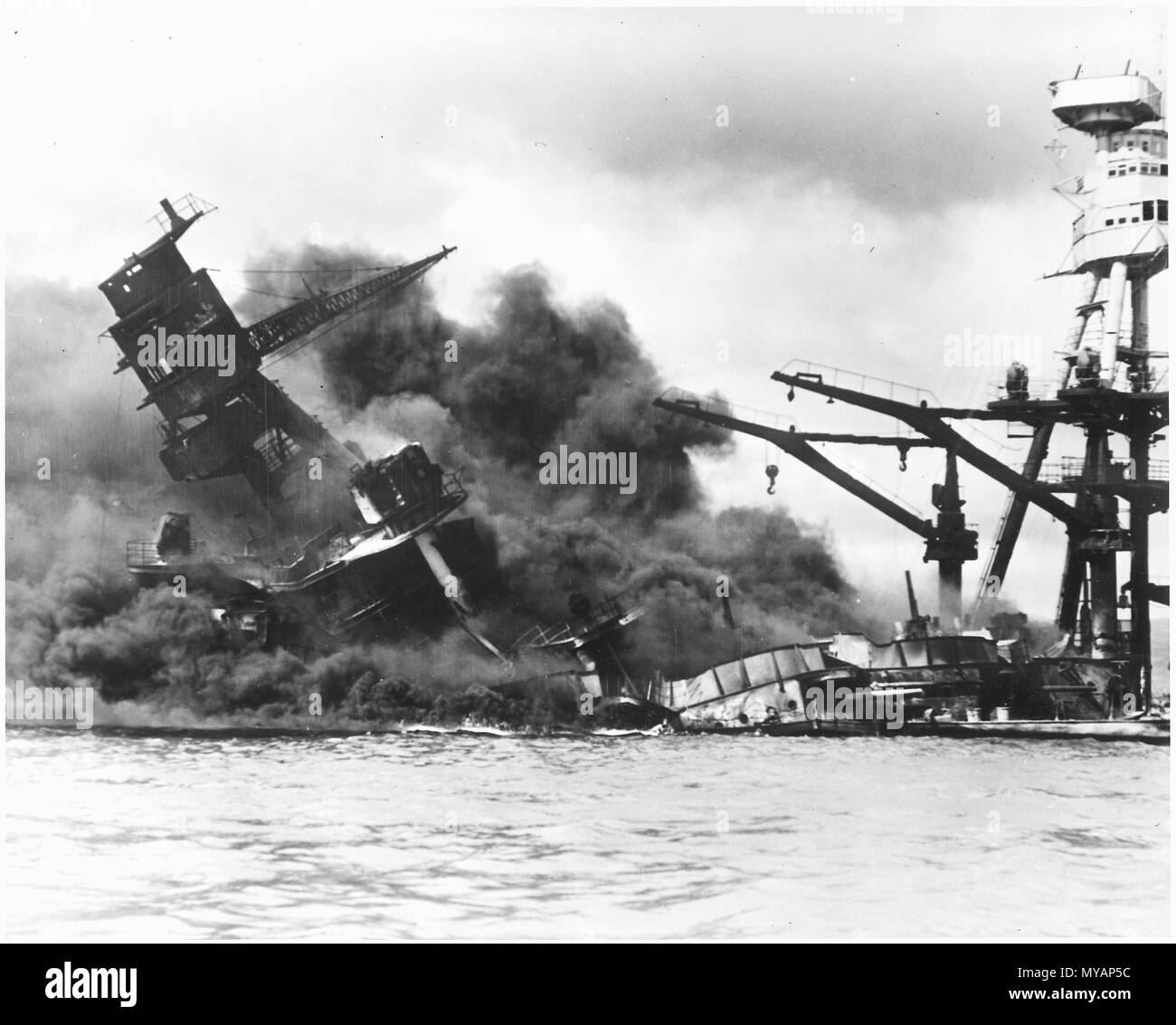 Le cuirassé USS ARIZONA naufrage après avoir été frappé par une attaque aérienne japonaise le 9 décembre 2005 7,1941, 12071941. Banque D'Images