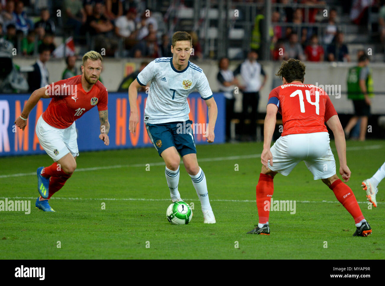 Innsbruck, Autriche - 30 mai, 2018. Le milieu de terrain russe Daler Kuzyaev contre joueurs Autrichien Julian Baumgartlinger et Peter Zulj lors des Banque D'Images