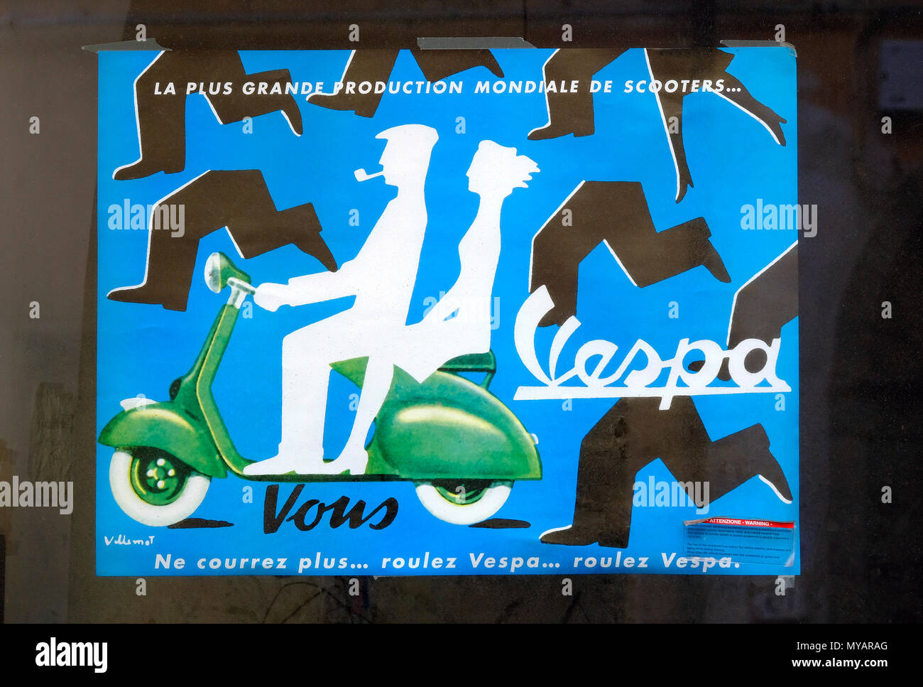 Ancienne rétro vespa affiche en vitrine, Pise, toscane, italie Banque D'Images
