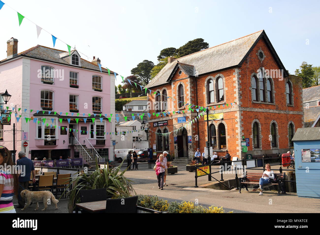 Vue d'une place en face du roi de Prusse et le Working Men's Institute, Fowey, Cornwall, UK Banque D'Images