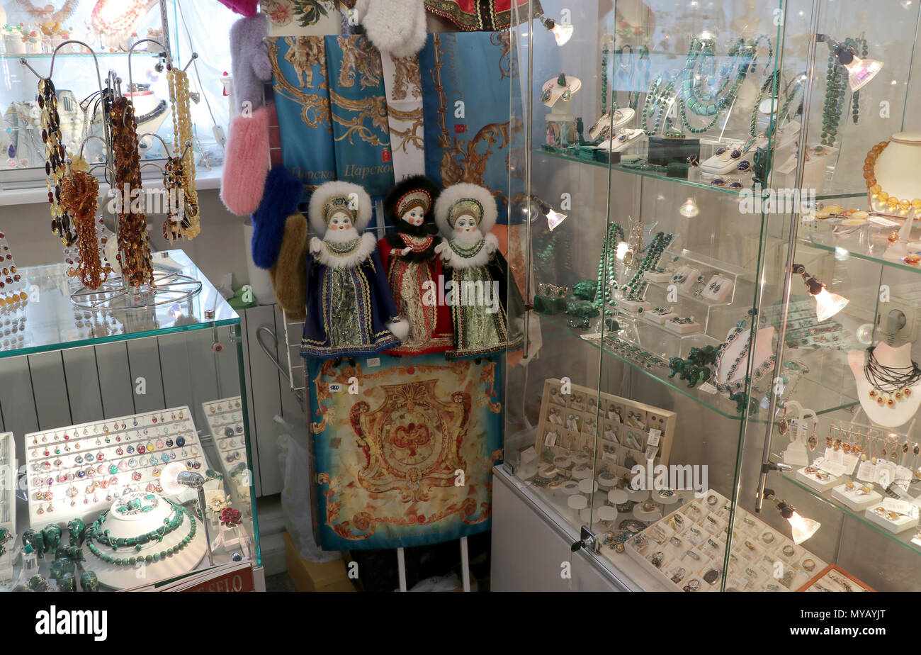 Russe typique de souvenirs tels que des poupées en costume traditionnel, tissus et bijoux en vente à la boutique de souvenirs du palais de Catherine à Pouchkine (Tsarkoye Selo) non loin de Saint-Pétersbourg (Russie). Le palais fut construit par le successeur de Pierre le Grand, Catherine I, au début du 18e siècle. Photo : Peter Zimmermann/dpa-Zentralbild/ZB | conditions dans le monde entier Banque D'Images