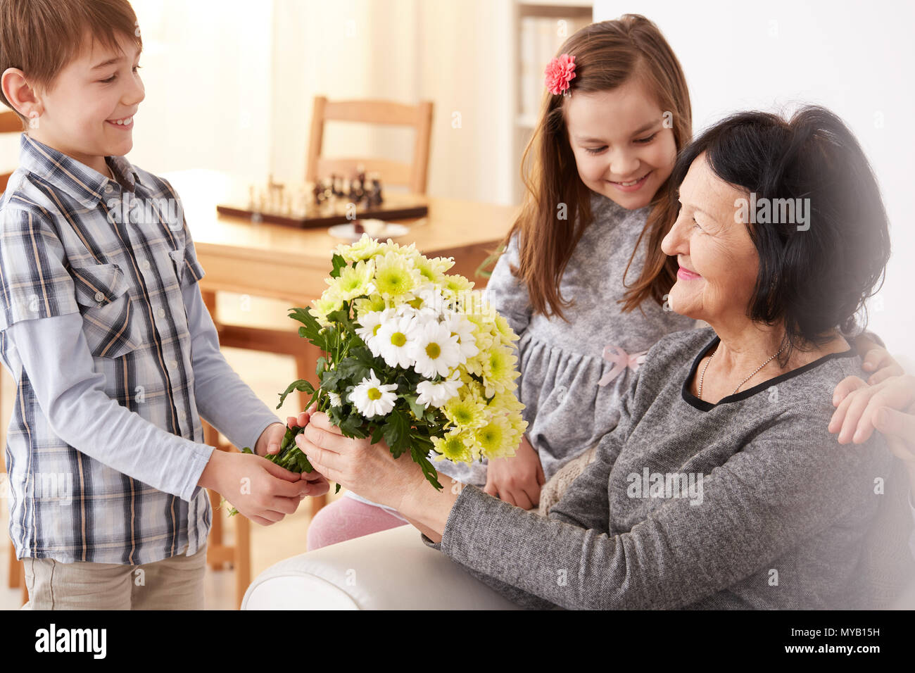 Garçon donnant un bouquet à une fille Banque de photographies et d