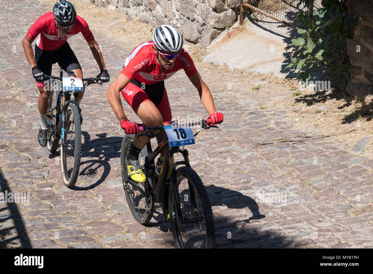 Les cyclistes masculins turc rivaliser sur la scène internationale, une course de VTT dans les rues du village grec de Molyvos sur l'île de Lesbos Banque D'Images