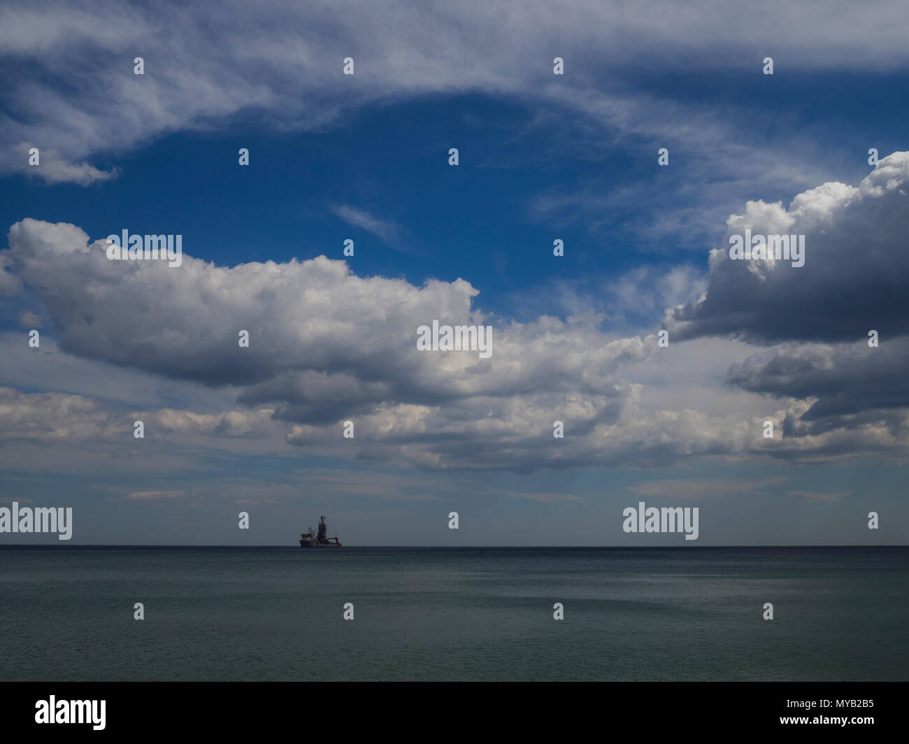 Panorama d'un navire isolé dans la mer. Seascape. Banque D'Images