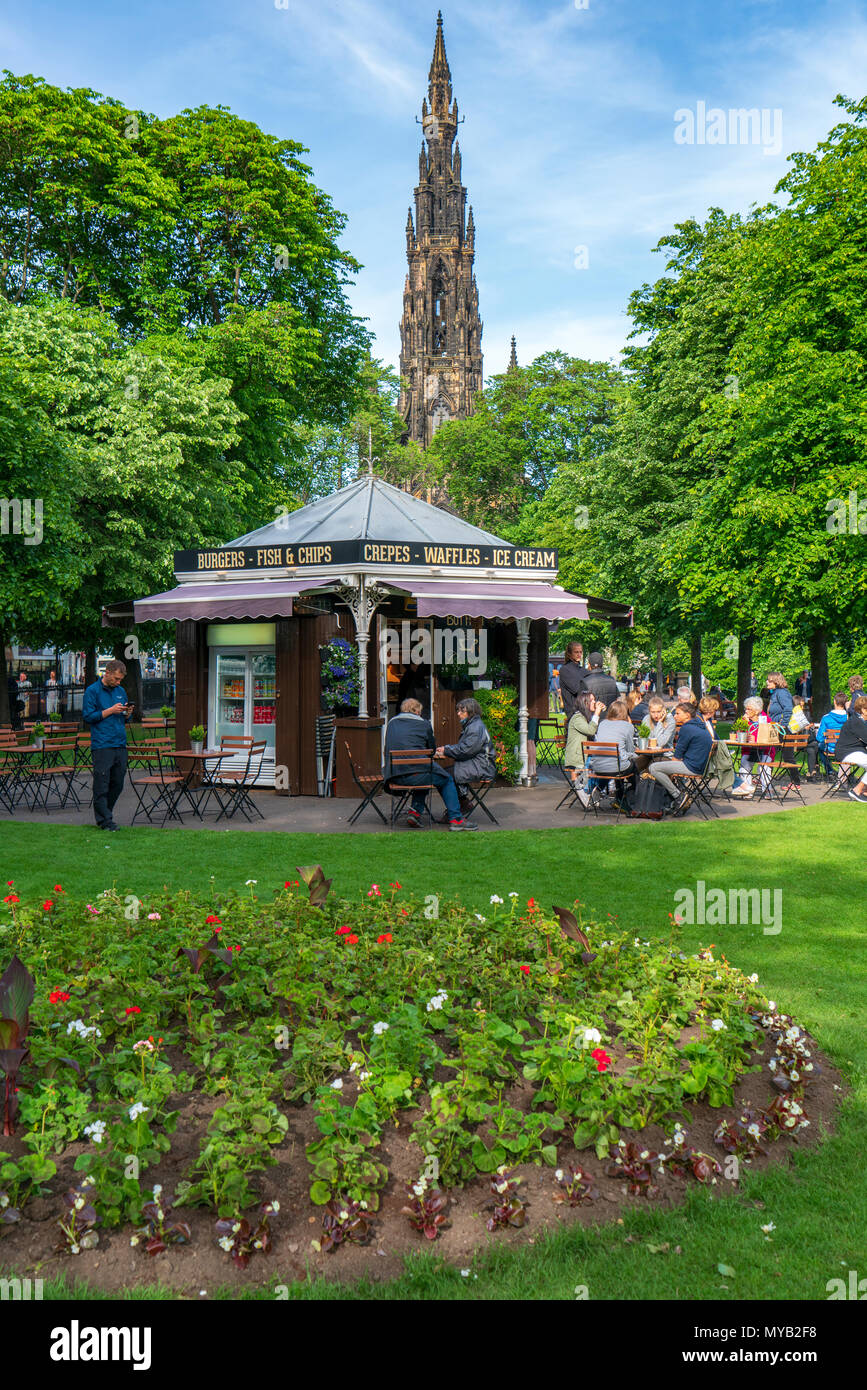 Les jardins de Princes Street à Edimbourg avec cafe et Scott Monument à l'arrière, Ecosse, Royaume-Uni Banque D'Images