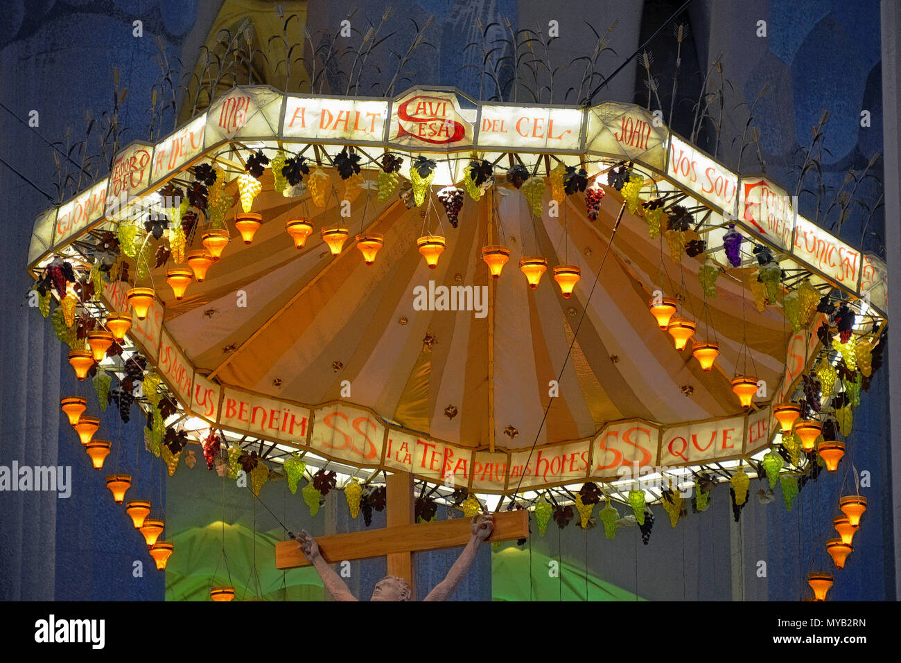 La Sagrada Familia, l'intérieur, de l'abside avec baldaquin lumineux flottants & crucifix au maître-autel, par Antoni Gaudí (1892 +), Barcelone, Catalogne, Espagne Banque D'Images