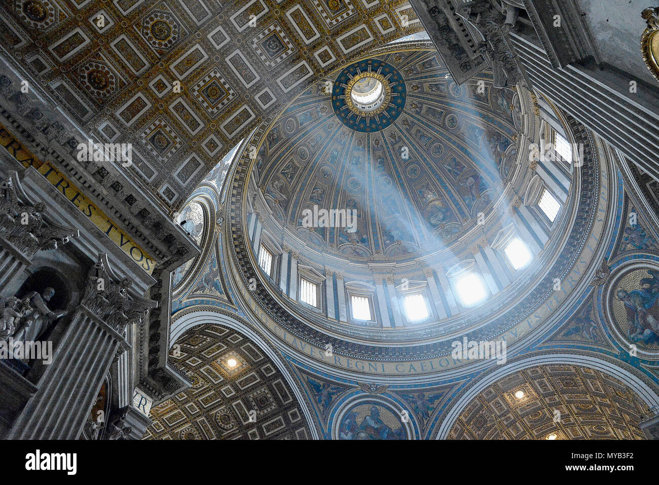 La basilique Saint Pierre, l'intérieur du dôme avec la lumière (rayons crépusculaires ou Dieu) (rendu en PS), Cité du Vatican, Rome, Italie Banque D'Images