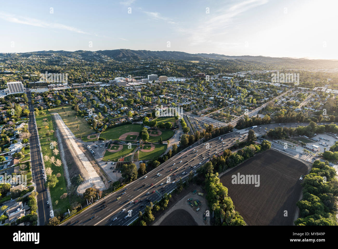 Après-midi vue aérienne de l'autoroute 101 près de la Ventura Sepulveda bassin dans la région de Encino le San Fernando Valley à Los Angeles, Californie. Banque D'Images