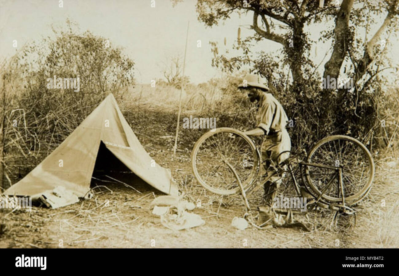 . Une location de raccommodage. La photo prise par Kazimierz Nowak (1897-1937, l'auteur est sur la photo, prise probablement par un retardateur) lors de son voyage en Afrique - un voyageur polonais, correspondant et photographe. Probablement le premier homme dans le monde qui ont traversé l'Afrique du Nord au Sud et du sud au nord (de 1931 à 1936 ; à pied, à vélo et en canoë). environ sur 1931-36. probablement Kazimierz Nowak ou d'un auteur inconnu 74 réparation de vélos Banque D'Images