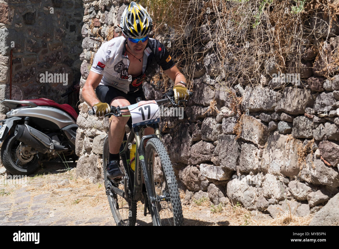 Cycliste grec participe à une course de vtt international dans le village grec de Molyvos sur l'île de Lesbos Banque D'Images