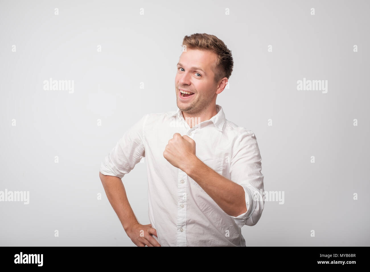 Je l'ai fait. Jeune homme en chemise blanche est fier de lui-même. Banque D'Images