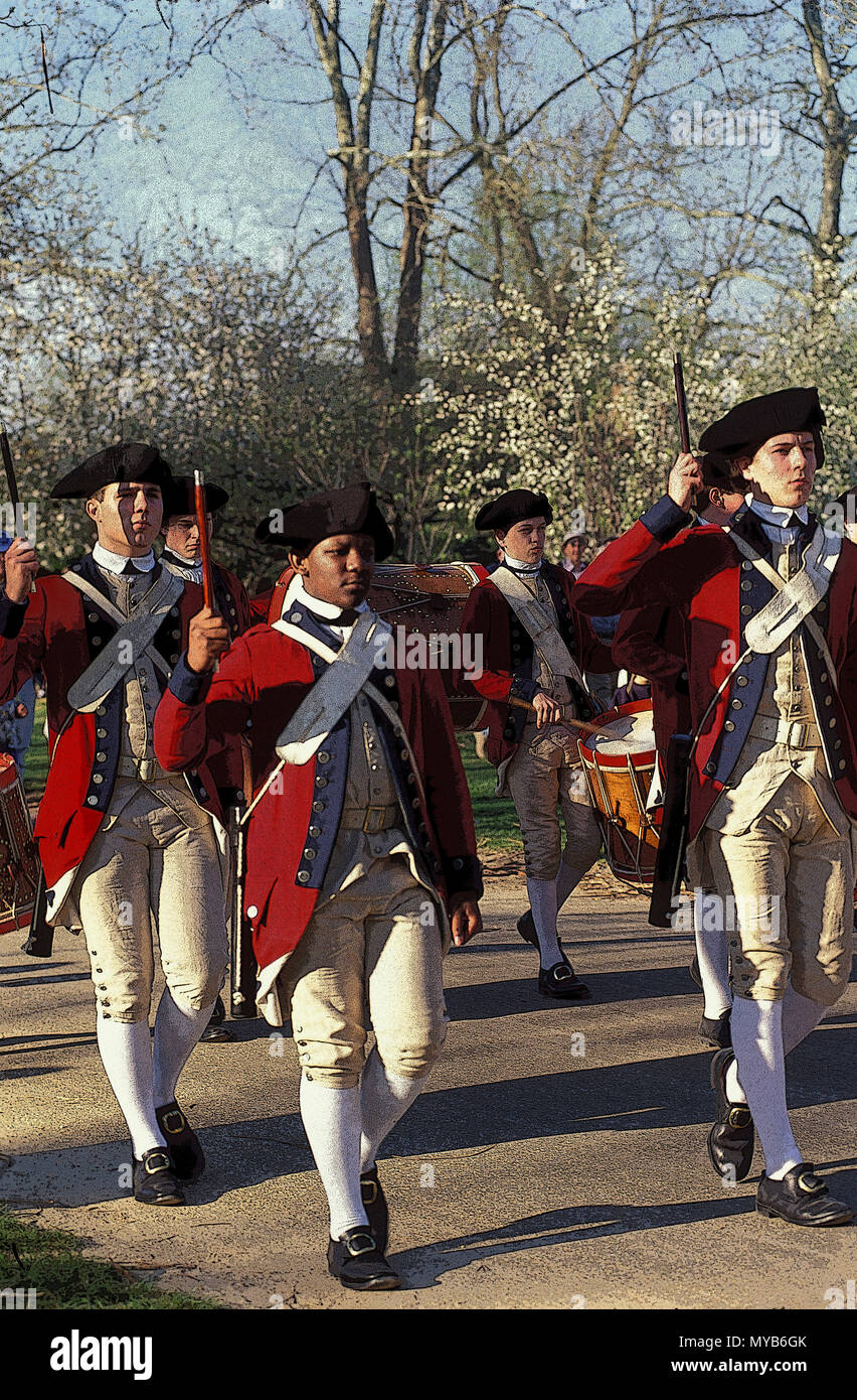 La Colonial Williamsburg hauts Fife and Drum Corp marchant en colonnes de deux, avec les fifres et tambours, multiraciale, Colonial Williamsburg, VA, États-Unis d'Amérique Banque D'Images