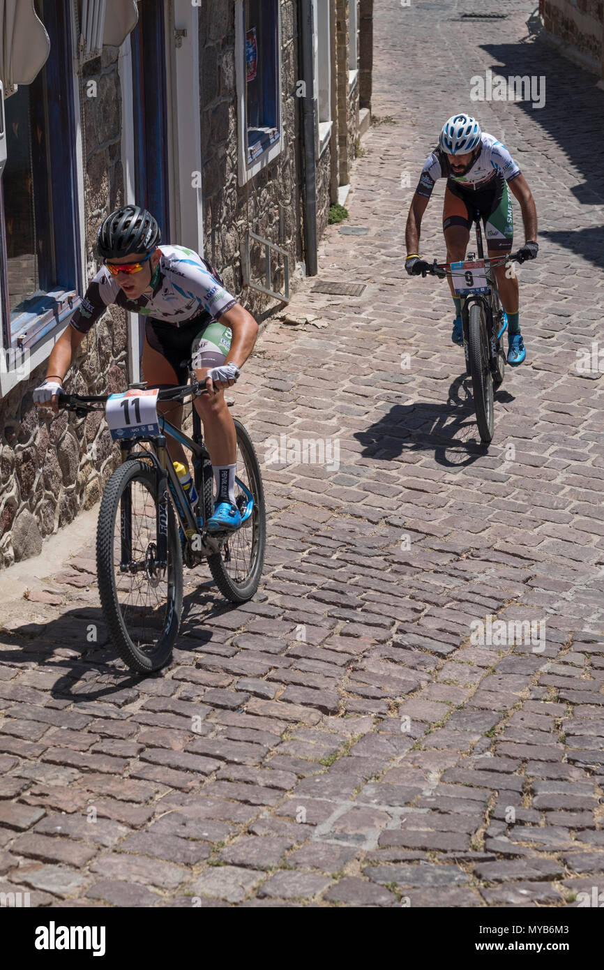 Les cyclistes grecs et turcs rivaliser sur le vélo de montagne dans le village grec de Molyvos sur l'île de Lesbos Banque D'Images