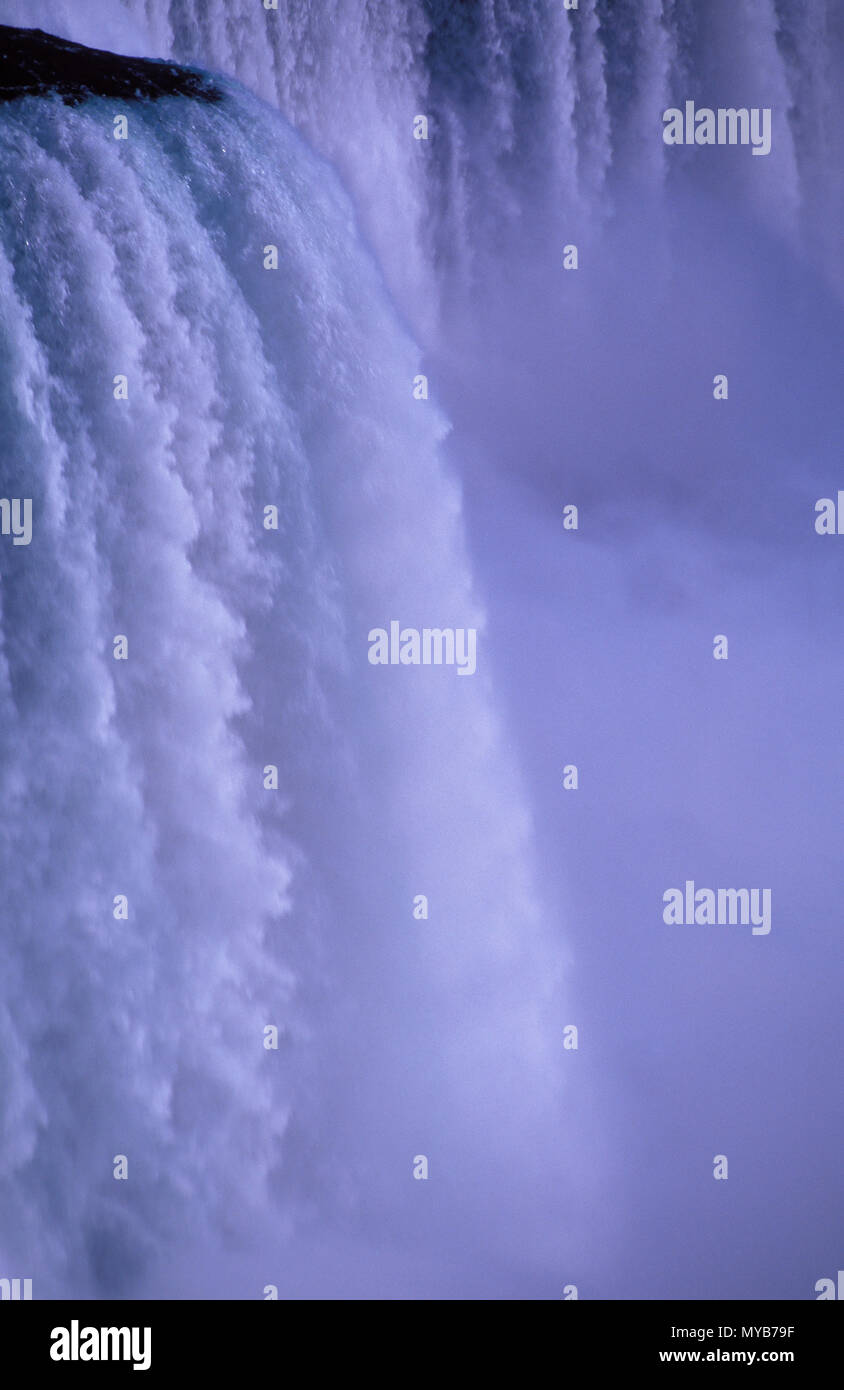 Niagara Falls, détail de l'American Falls, au crépuscule, en capturant la puissance sublime, NY, USA Banque D'Images