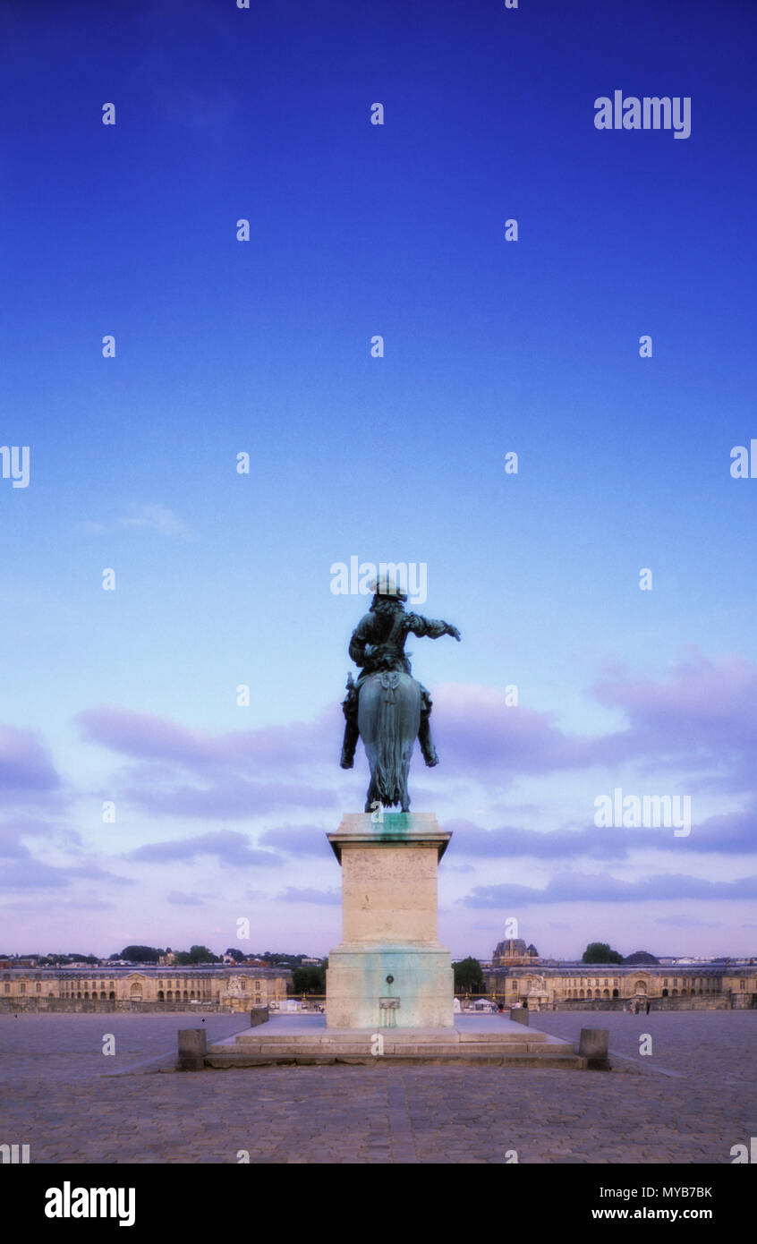 Statue équestre de Louis XIV, face à l'Est en direction de Paris au crépuscule, le bras étant adlocutio (rendu en PS, teintes douces), Versailles, France Banque D'Images