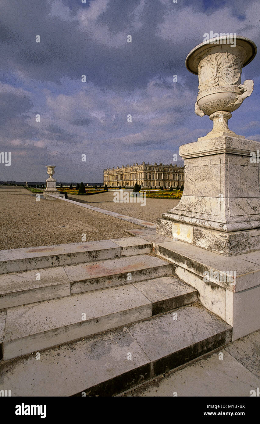 Les Jardins du Palais de Versailles : ornements de jardin, dans le parterre du sud, sud-ouest, avec cloudscape (rendu en PS), Versailles, France Banque D'Images