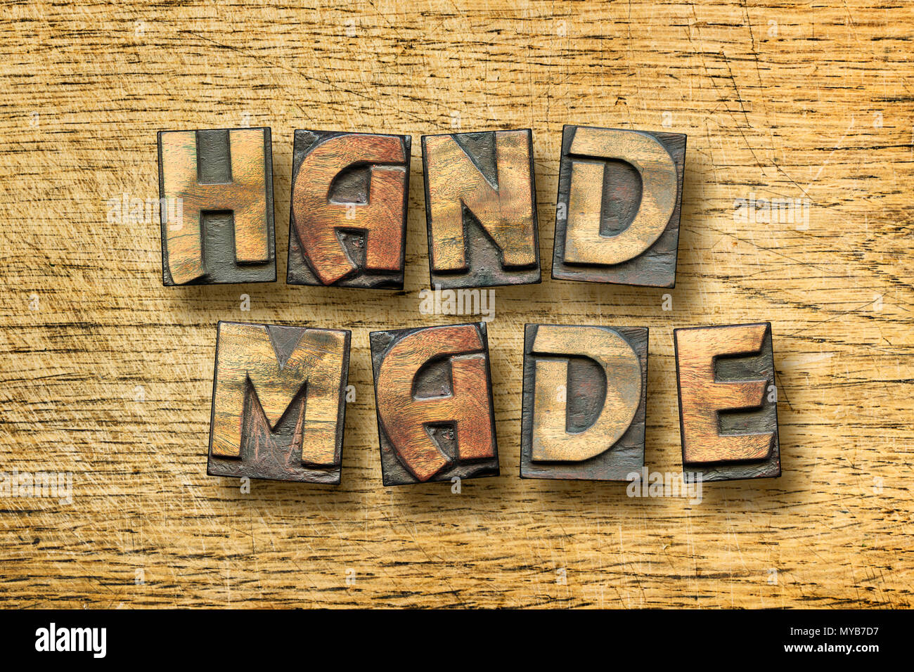 Mot fait main assemblé à partir de blocs épars sur la typographie vintage rayé fond de bois Banque D'Images