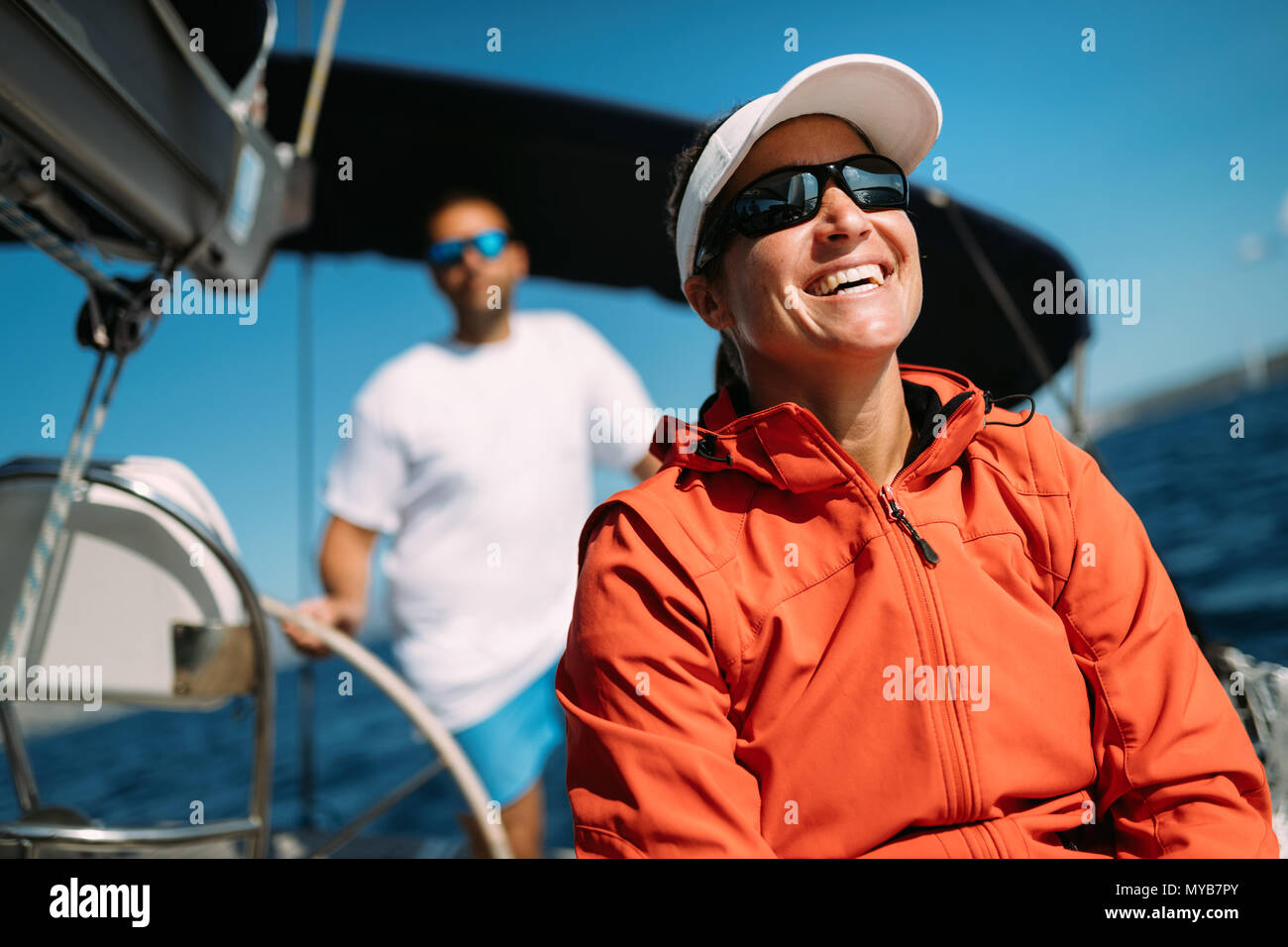 Femme forte intéressante avec son bateau à voile Banque D'Images