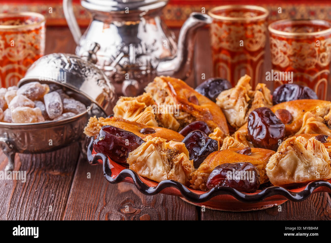 Thé à la menthe marocain traditionnel dans les verres avec des bonbons, selective focus. Banque D'Images