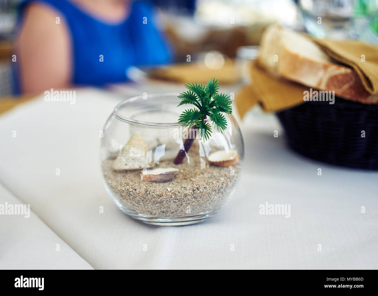 Vue rapprochée d'un bol en verre avec du sable Banque D'Images