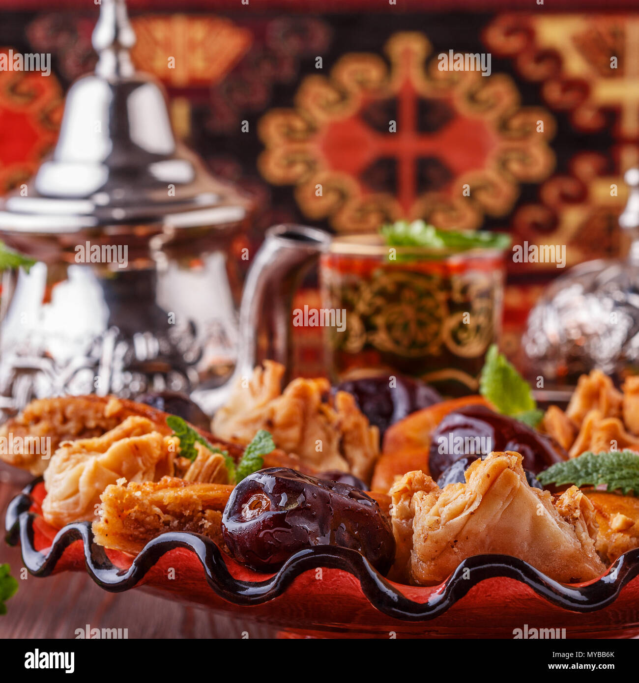 Thé à la menthe marocain traditionnel dans les verres avec des bonbons, selective focus. Banque D'Images