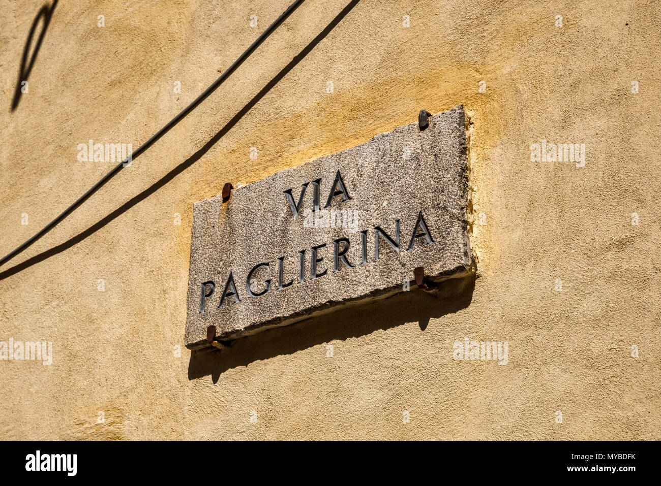 Nom de rue signe à Via Paglierina dans centre historique de hill ville de Morano Calabro, Calabre, Italie Banque D'Images