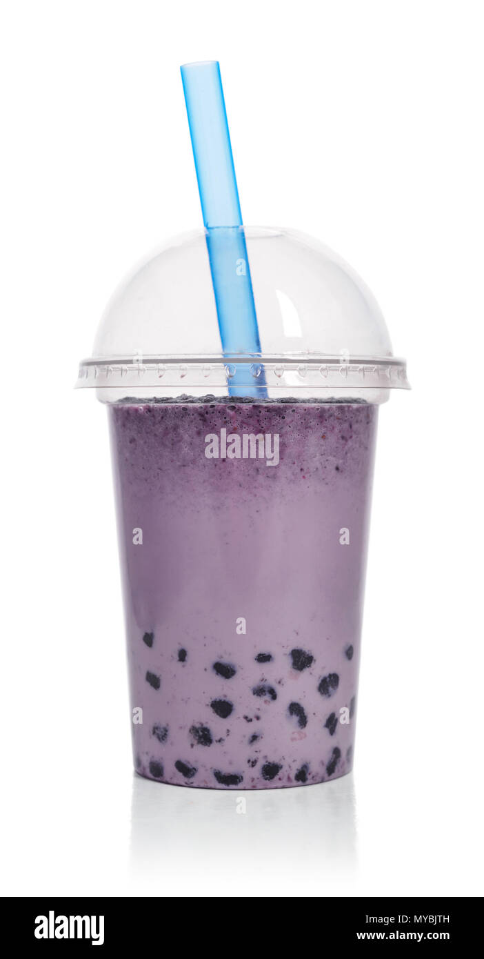 Fruit Violet bubble tea dans une tasse en plastique avec paille verre isolé sur fond blanc. Boissons à emporter concept. Banque D'Images