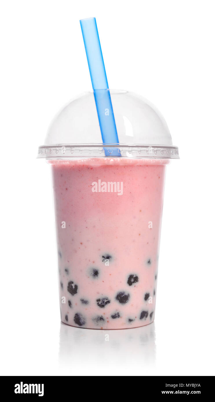 Bubble Tea aux fruits rouges dans une tasse en plastique avec paille verre isolé sur fond blanc. Boissons à emporter concept. Banque D'Images