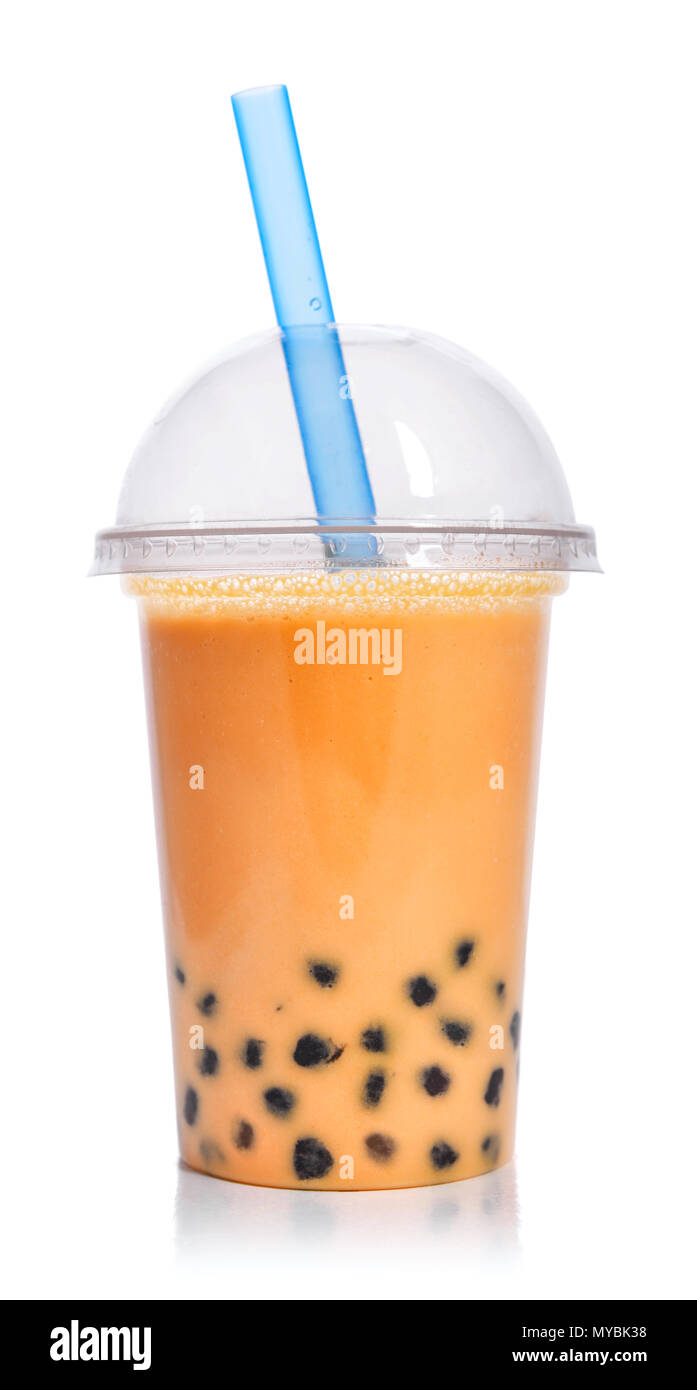 Fruits Orange bubble tea dans une tasse en plastique avec paille verre isolé sur fond blanc. Boissons à emporter concept. Banque D'Images