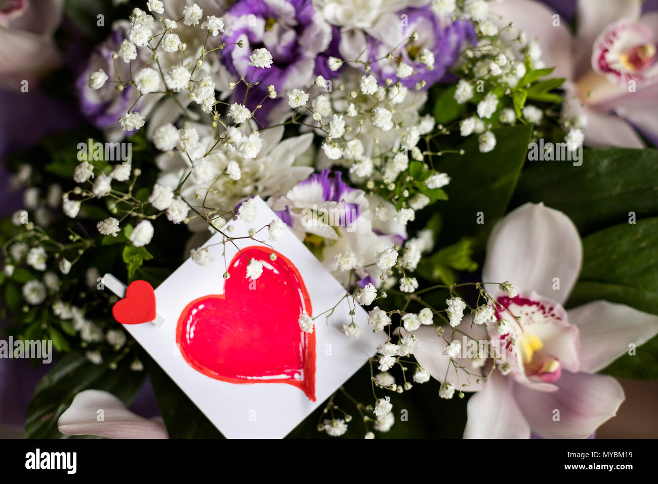 De Belles Fleurs Fraiches Avec Bouquet Coeur Rouge Carte Vue D En Haut Don D Orchidees Et Lisianthuses Valentines Day Carte De Vœux Proposition De Mariage Carte De Voeux Pour Une Journee Speciale Evenement Photo Stock