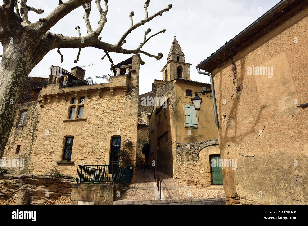Le village de Castillon-du-Gard une commune française, située dans le département du Gard, dans le sud de la France. Banque D'Images
